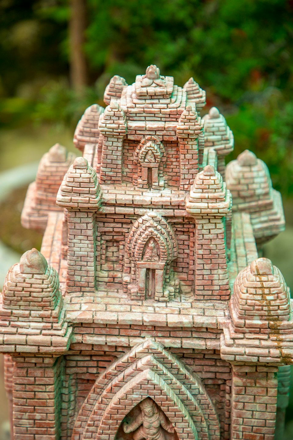 Modellino di edificio in mattoncini intricato con archi e guglie.