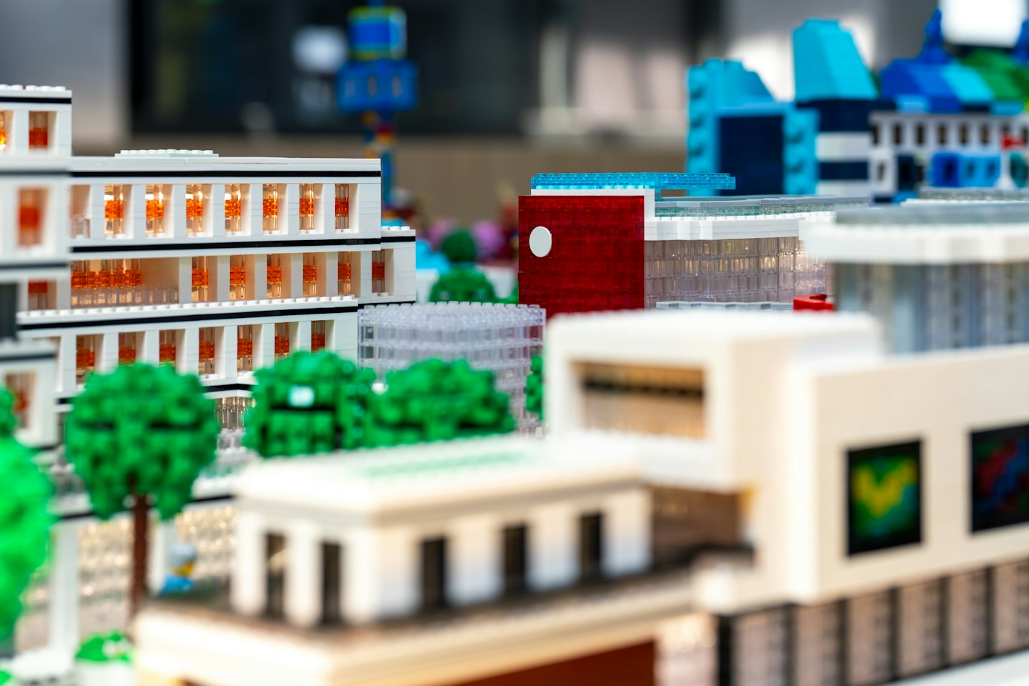Modellino di città in miniatura realizzato con mattoncini di plastica colorati.
